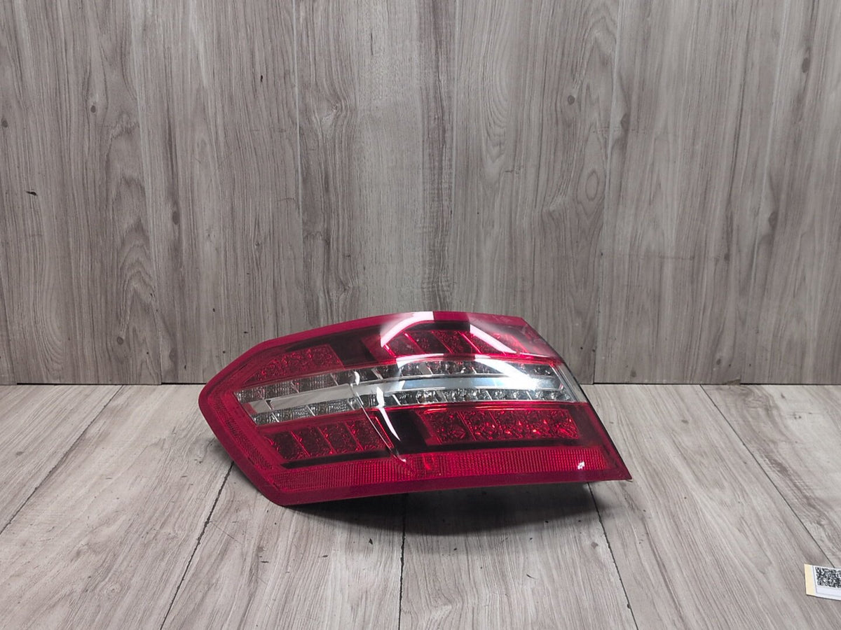 2009-2012 Mercedes-Benz E550 W212 Rear Left Driver Outer Tail Light A2129060758