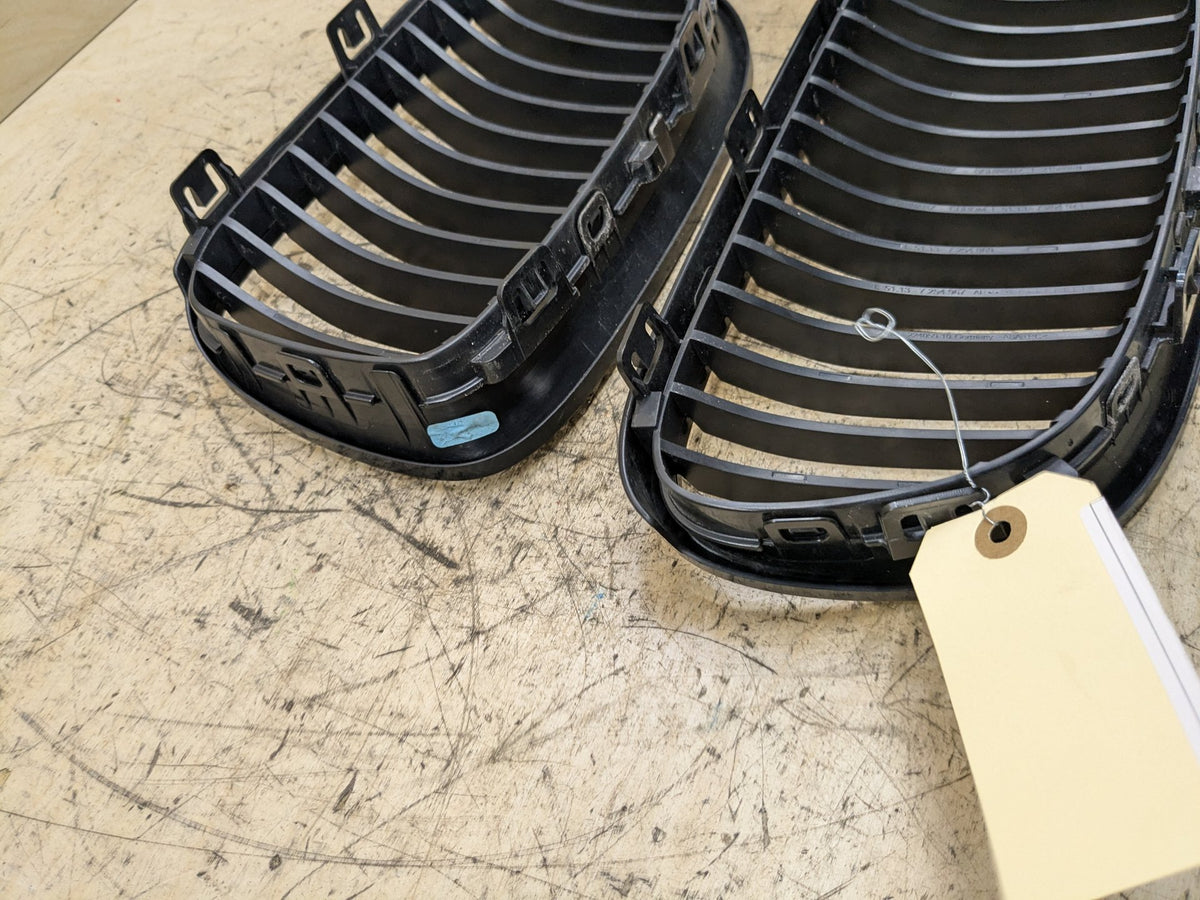 2007-2013 BMW 328i E92 Upper Bumper Cover Kidney Grilles SET 7254969 OEM
