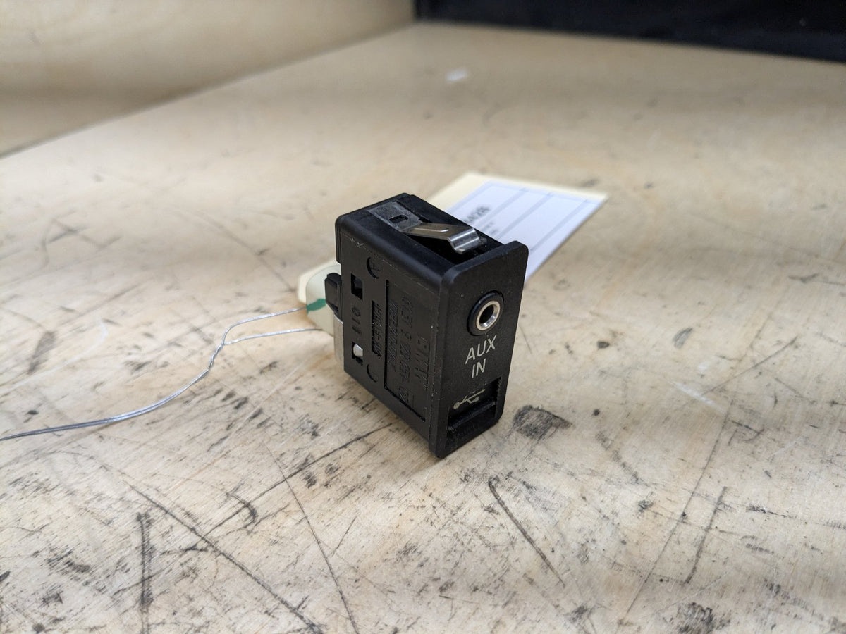 OEM BMW E60 E70 E82 E90 E92 F02 F10 F25 AUX Port USB Plug Input Jack Connector