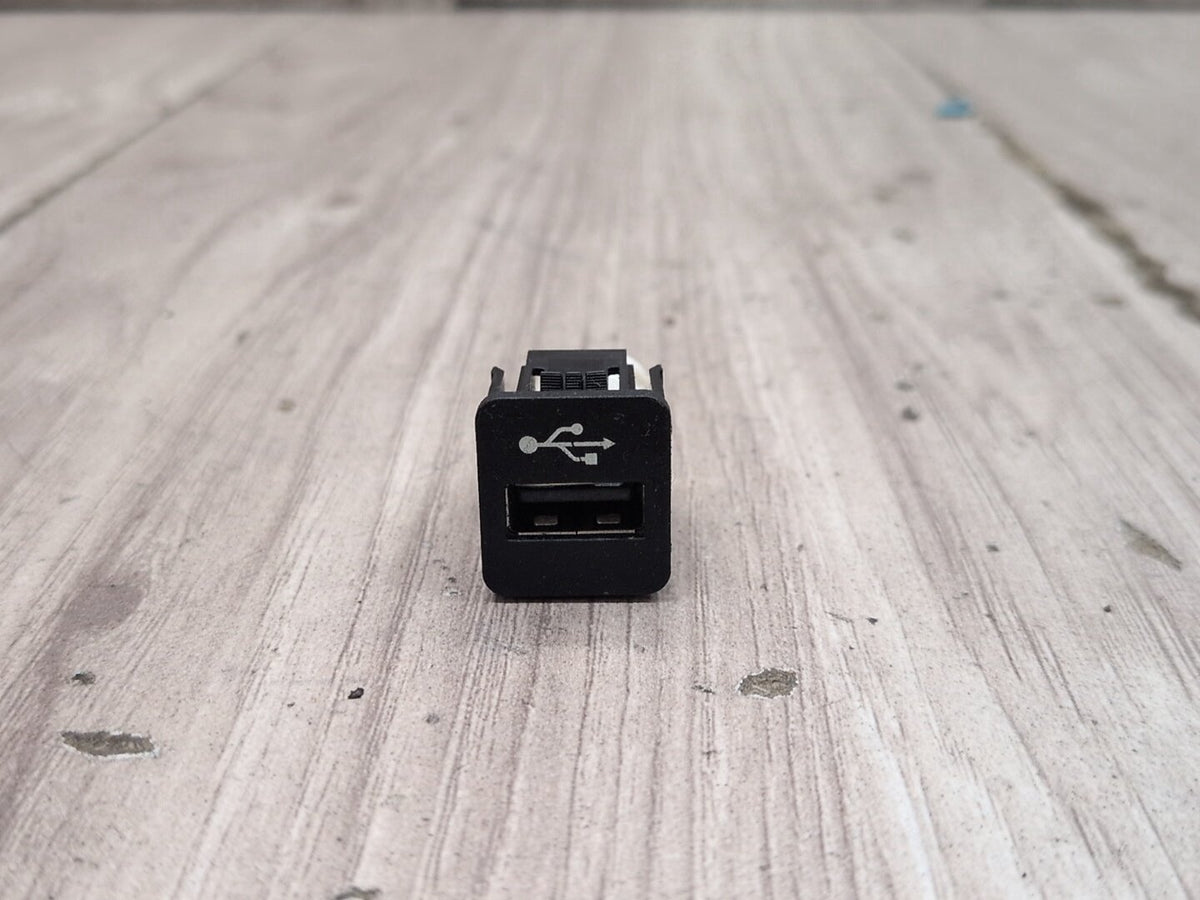 2016-2022 BMW 750i G12 AUX/ USB Charger Port Socket 9229294 OEM