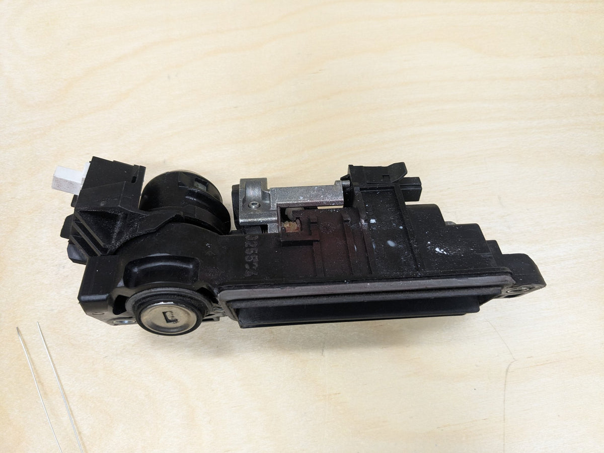 2009-2011 Mercedes-Benz SLK-Class R171 Front Left Driver Trunk Lid Lock w/ Key