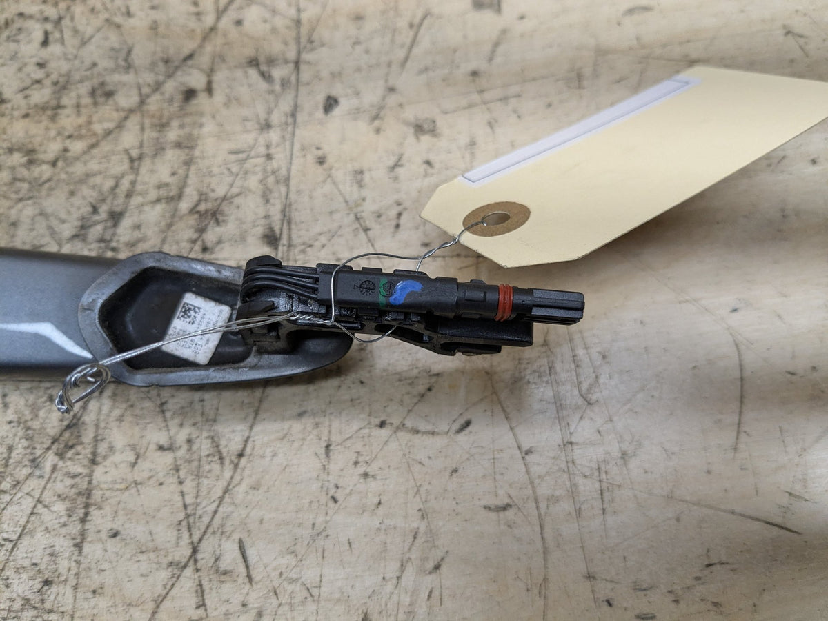 2008-2013 BMW 135i E88 Front Right Passenger Door Handle 7207558