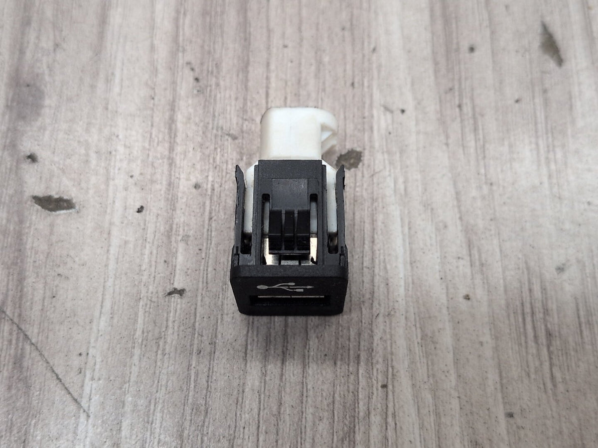 2016-2022 BMW 750i G12 AUX/ USB Charger Port Socket 9229294 OEM