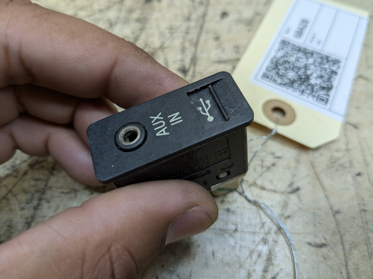 OEM BMW E60 E70 E82 E90 E92 F02 F10 F25 AUX Port USB Plug Input Jack Connector