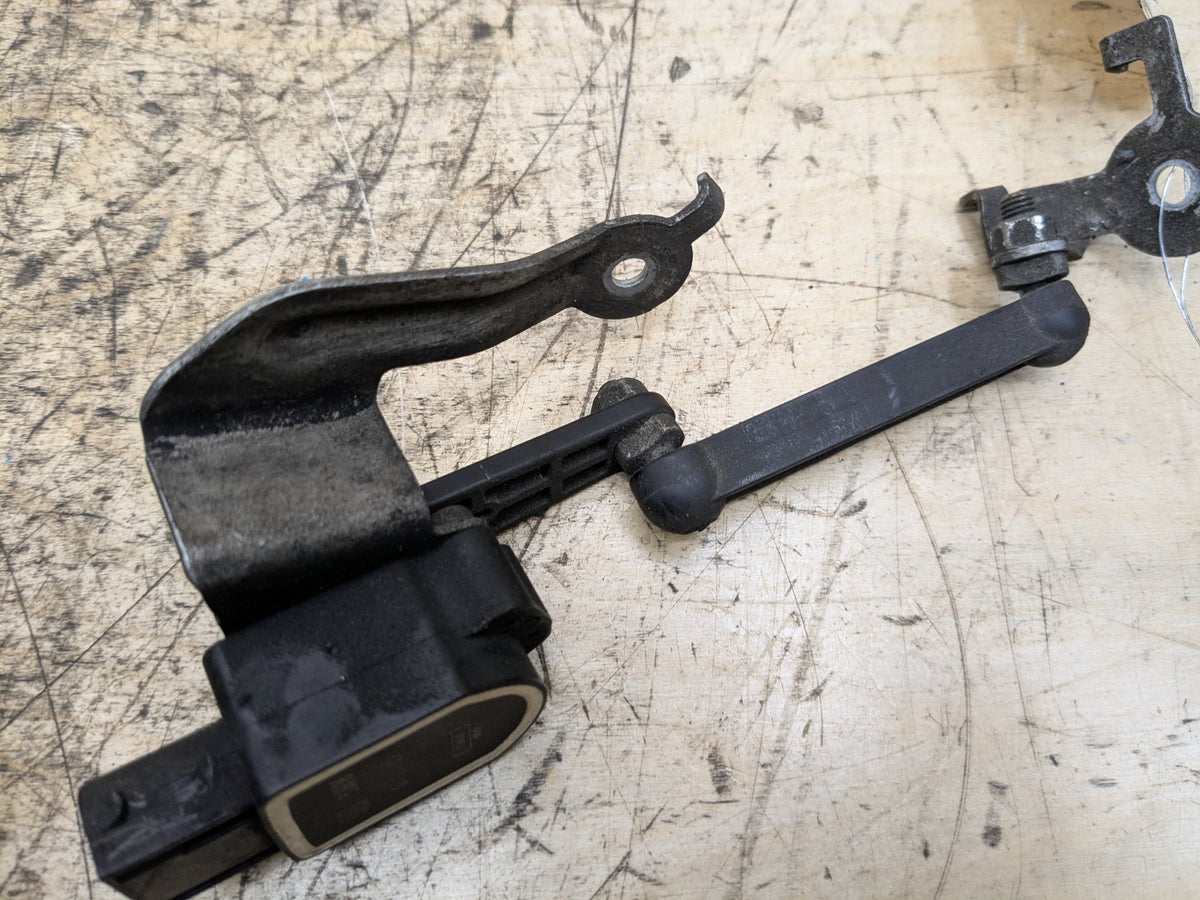 2006-2011 BMW 335i E90 Suspension Height Level Sensor 6785205 OEM