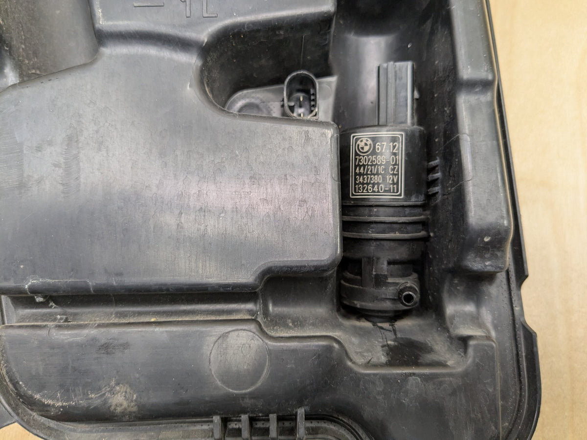 OEM BMW G12 G30 540 M550 750 M760 Windshield Wiper Washer Reservoir Tank Pump