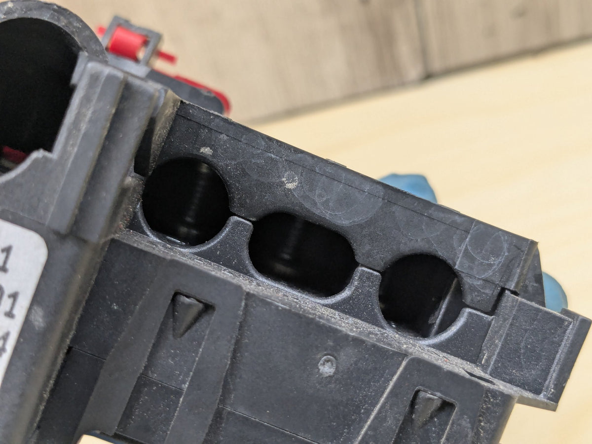 2009-2011 Mercedes-Benz SLK-Class R171 Rear Battery Relay Fuse Box A2035450803