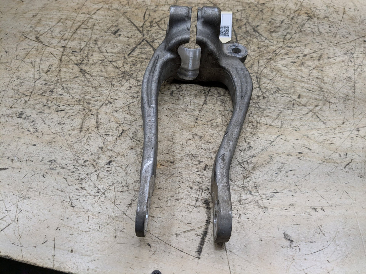 2016-2019 BMW 750i G12 Front Right Spring Strut Shock Absorber Bracket 6861200