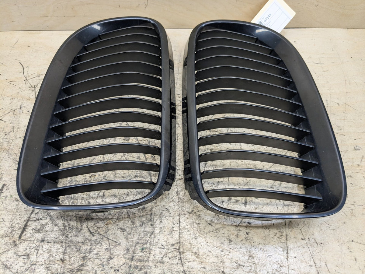 2007-2013 BMW 328i E92 Upper Bumper Cover Kidney Grilles SET 7254969 OEM