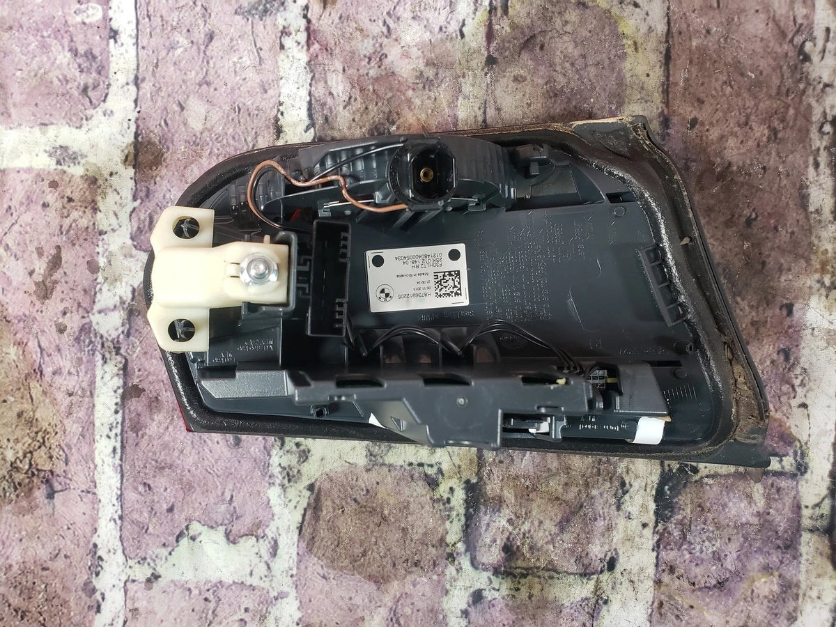 BMW 16-18 F30 RIGHT Tail Light Decklid Mount LCI