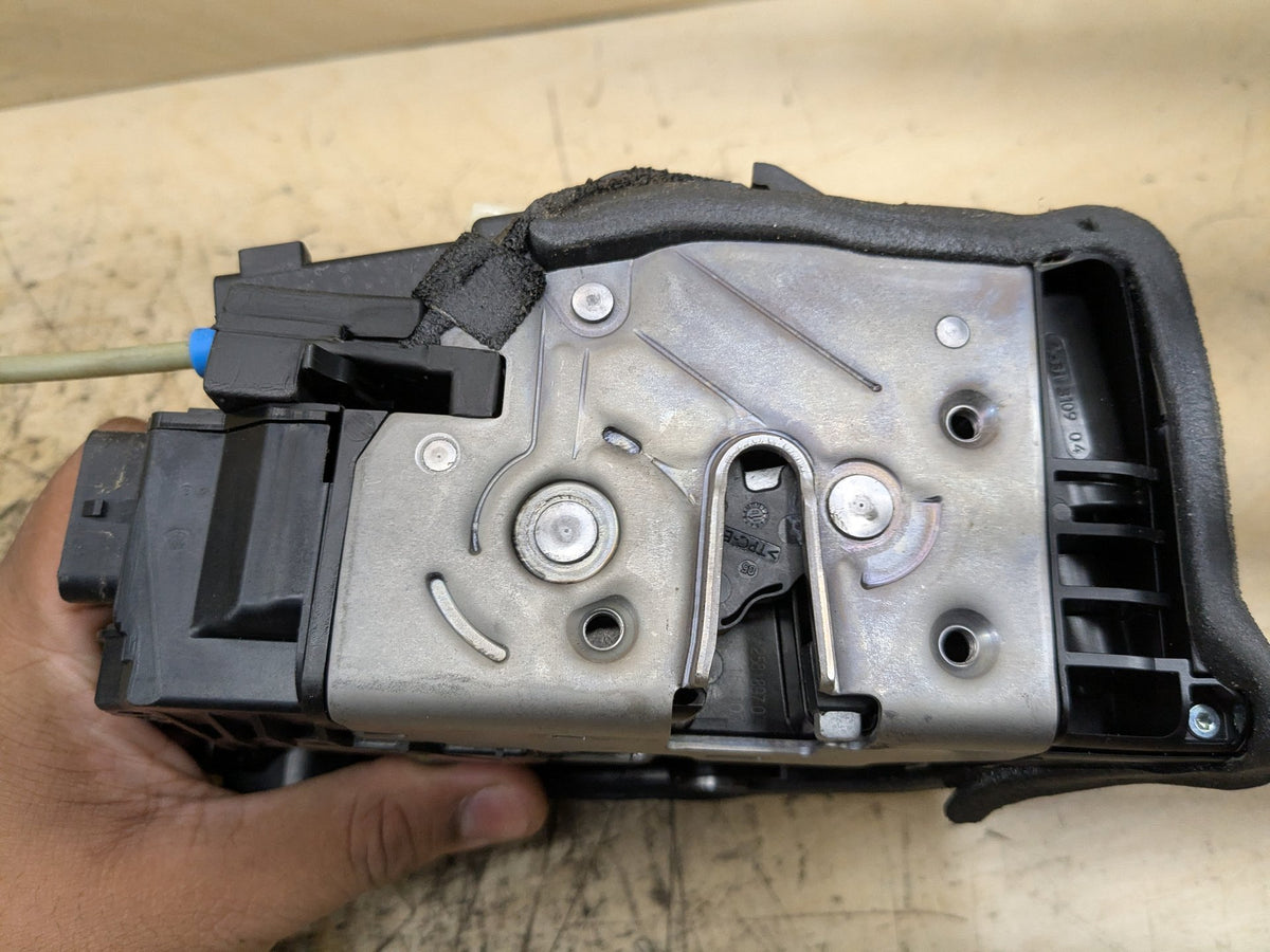 2016-2019 BMW 740Li G12 Front Right Passenger Door Latch Lock Actuator 2581897 OEM