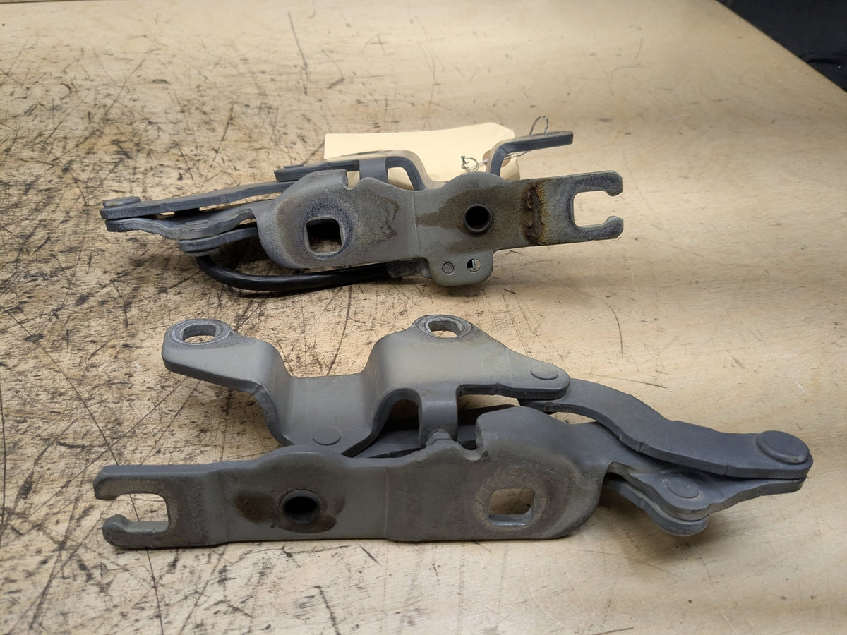 2008-2013 BMW 135i E88 Hood Bonnet Hinges SET 7060559 OEM