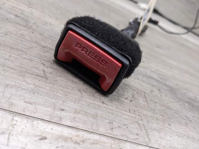 OEM BMW F90 G11 G12 G30 530 540 M550 750 M5 Front Left or Right Seatbelt Buckle