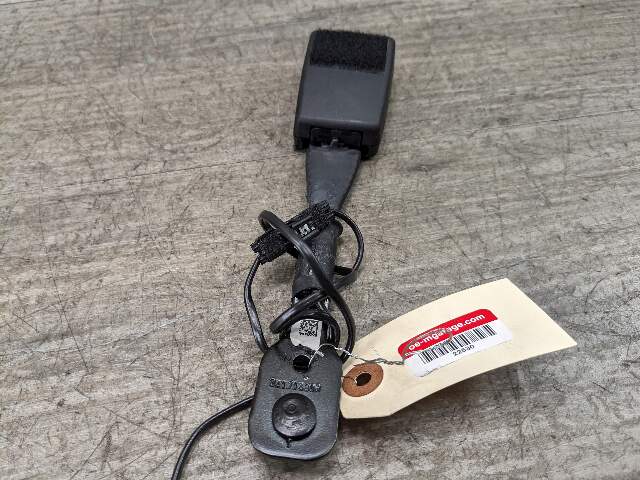 OEM BMW F90 G11 G12 G30 530 540 M550 750 M5 Front Left or Right Seatbelt Buckle