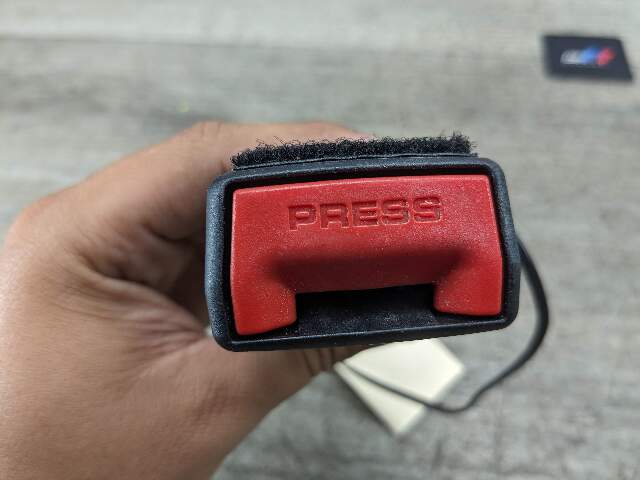 OEM BMW F90 G11 G12 G30 530 540 M550 750 M5 Front Left or Right Seatbelt Buckle