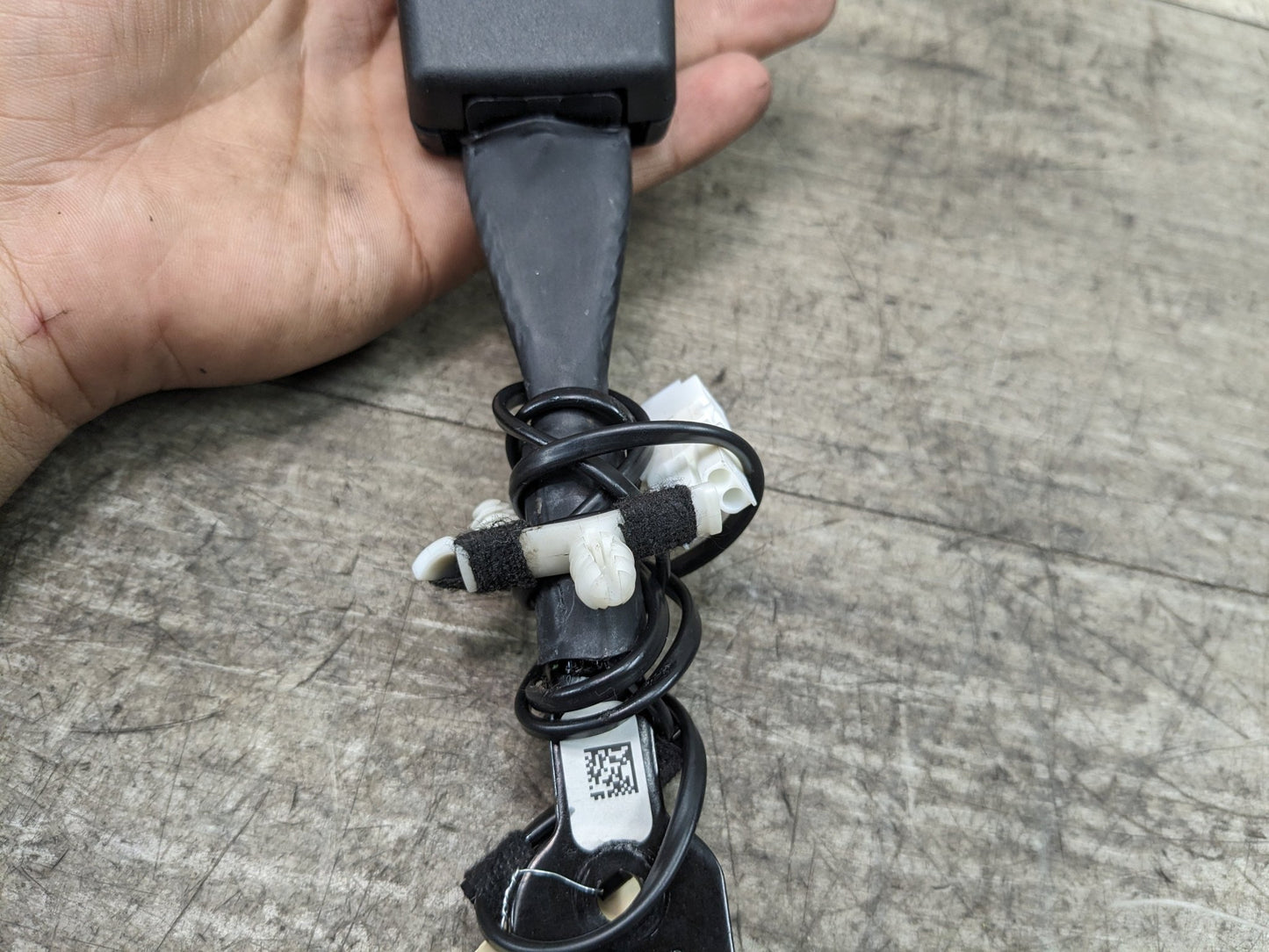 16-23 OEM BMW F90 G11 G12 G30 G32 M5 Front Right or Left Seatbelt Buckle