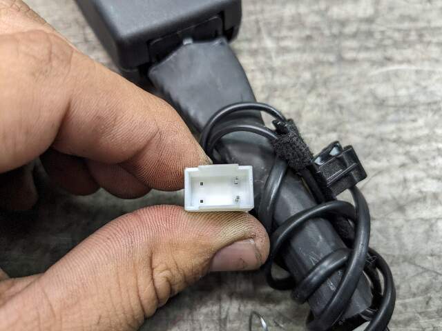 OEM BMW F90 G11 G12 G30 530 540 M550 750 M5 Front Left or Right Seatbelt Buckle