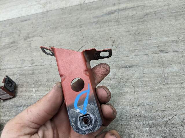 15-20 OEM BMW F80 F82 F83 M3 M4 Left Driver Fender Bracket Mount Carrier SET