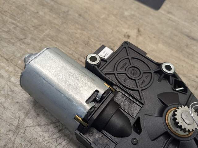 OEM BMW G30 F06 F82 F80 F13 F10 M2 M3 M4 M6 Upper Sunroof Moon Roof Motor Unit