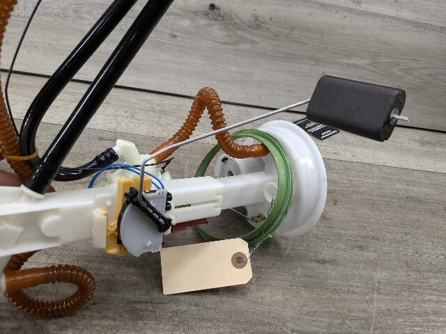 11-19 OEM BMW E70 E71 F15 F16 X5 X6 Engine Tank Mount Fuel Pump w/ Level Sensor