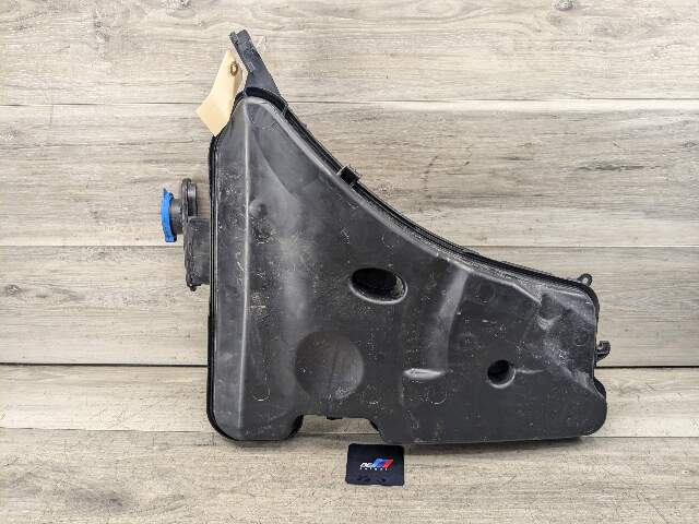 OEM BMW G12 G30 540 M550 750 M760 Windshield Wiper Washer Reservoir Tank Pump