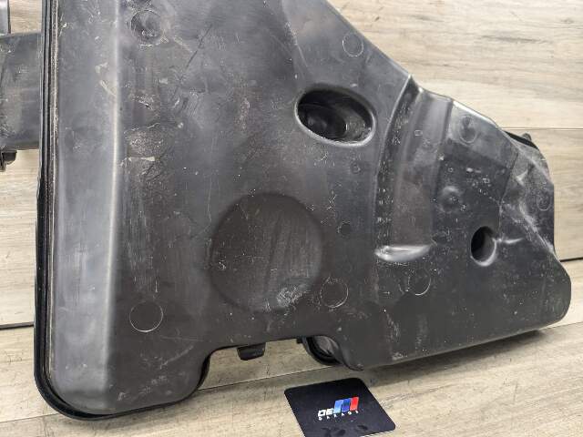 OEM BMW G12 G30 540 M550 750 M760 Windshield Wiper Washer Reservoir Tank Pump