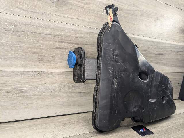 OEM BMW G12 G30 540 M550 750 M760 Windshield Wiper Washer Reservoir Tank Pump