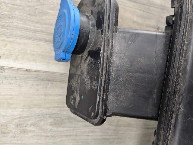 OEM BMW G12 G30 540 M550 750 M760 Windshield Wiper Washer Reservoir Tank Pump