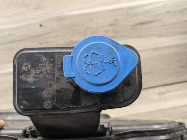 OEM BMW G12 G30 540 M550 750 M760 Windshield Wiper Washer Reservoir Tank Pump