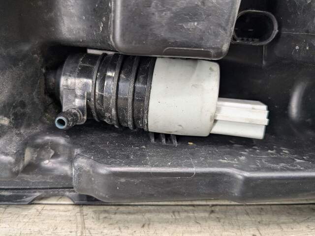 OEM BMW G12 G30 540 M550 750 M760 Windshield Wiper Washer Reservoir Tank Pump