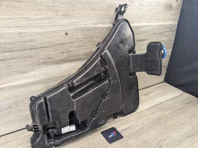OEM BMW G12 G30 540 M550 750 M760 Windshield Wiper Washer Reservoir Tank Pump