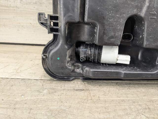 OEM BMW G12 G30 540 M550 750 M760 Windshield Wiper Washer Reservoir Tank Pump