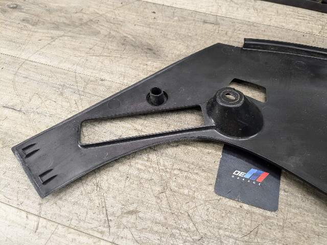 OEM BMW F90 M5 G30 530 540 M550 Front Right Engine Support Sealing Cover Trim