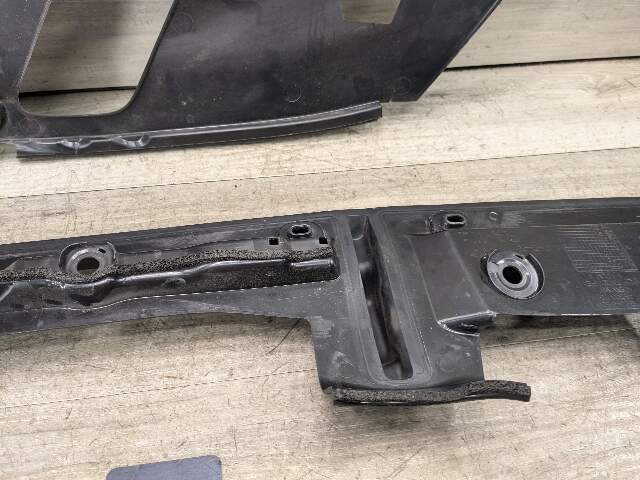 OEM BMW F90 M5 G30 530 540 M550 Front Right Engine Support Sealing Cover Trim