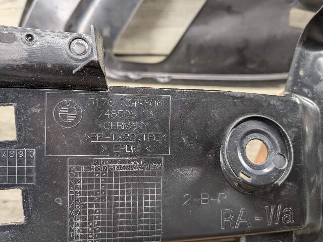 OEM BMW F90 M5 G30 530 540 M550 Front Right Engine Support Sealing Cover Trim