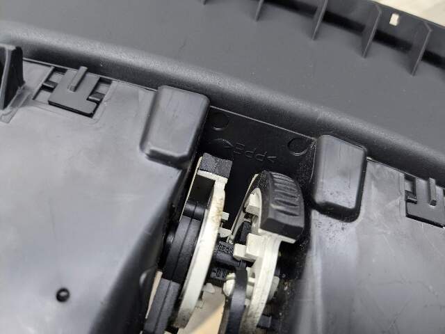 07-13 OEM BMW E92 E93 328 335 Interior Central Console Rear Vent
