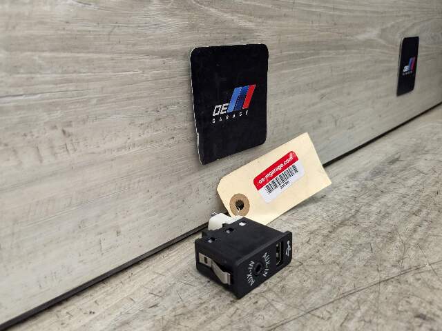 11-19 OEM BMW F15 F25 X1 X3 X4 X5 X6 AUX Auxiliary Audio + USB Charging Port
