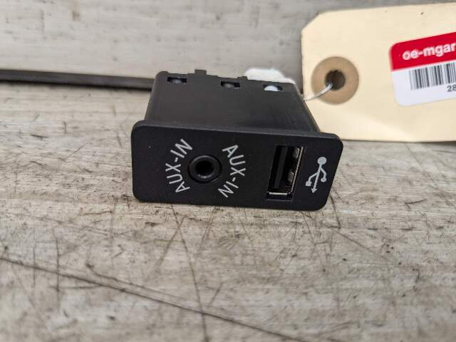 11-19 OEM BMW F15 F25 X1 X3 X4 X5 X6 AUX Auxiliary Audio + USB Charging Port