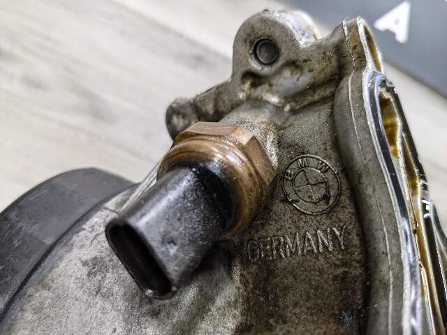 07-13 OEM BMW E82 E90 E92 135 335 N54 N55 Engine Oil Filter Housing COOLER