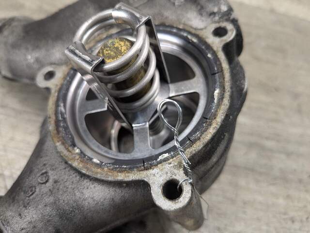 07-10 OEM BMW E90 E92 E93 M3 S65 Engine Coolant Thermostat Housing