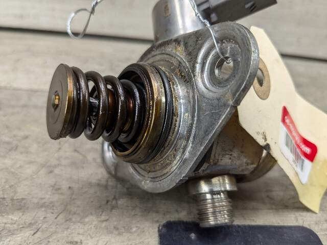 10-14 OEM BMW F10 F01 F02 F12 F13 X5 Engine N63 HPFP High Pressure Fuel Pump