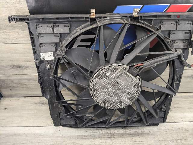 12-18 OEM BMW F10 F12 F06 F02 N63 Radiator Cooling Fan Clutch Assembly 850W