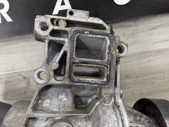 16-19 OEM BMW F30 F31 G12 340 740i Engine Coolant Pump With Support B46 B58