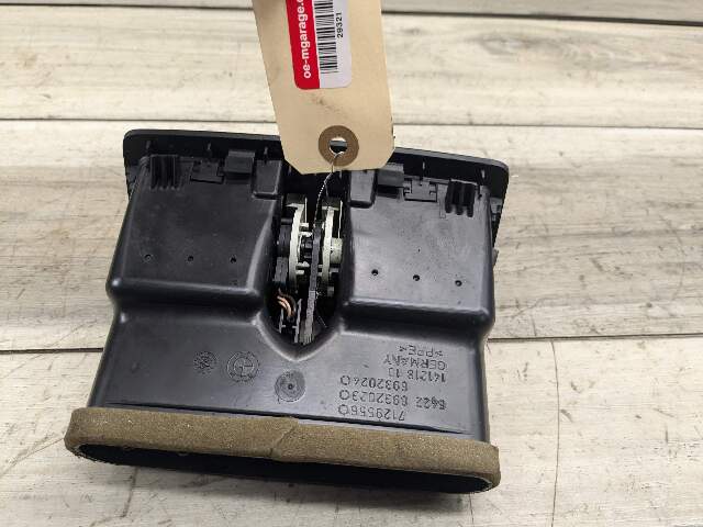 06-11 OEM BMW E90 E91 328 330 335 M3 Sedan Interior Central Console Rear Vent