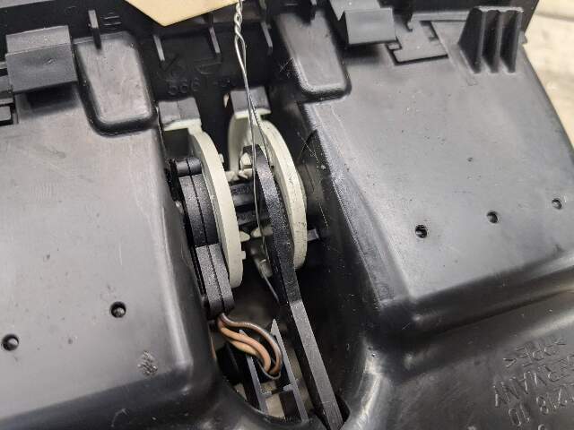 06-11 OEM BMW E90 E91 328 330 335 M3 Sedan Interior Central Console Rear Vent