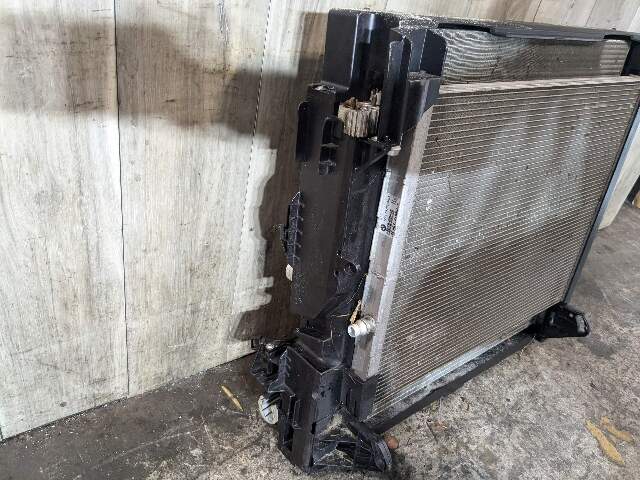 10-13 BMW E70 E71 X5M X6M S63 Engine Main Radiators Cooling ASSEMBLY w/ Fan