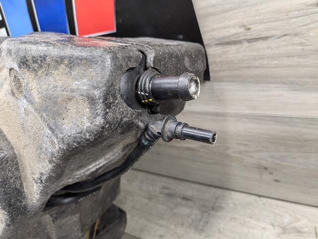 09-13 OEM BMW E70 X5 Diesel Sedan SCR Selective Catalytic Reduction DEF Tank