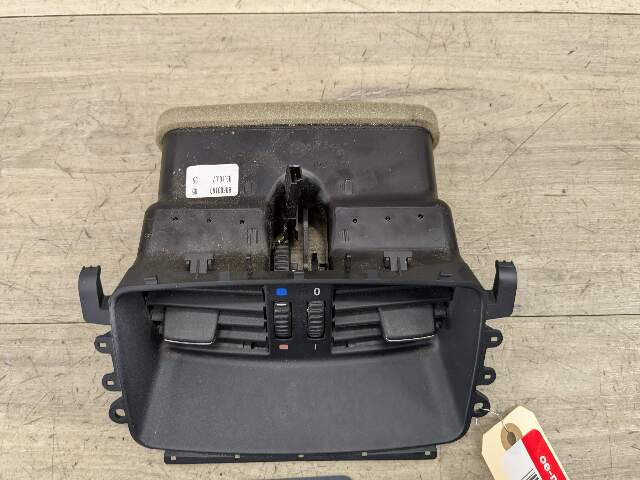07-13 OEM BMW E92 328 335 Coupe Interior Central Console Rear Vent