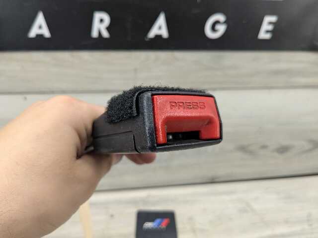 OEM BMW F90 G11 G12 G30 530 540 M550 750 M5 Front Left or Right Seatbelt Buckle
