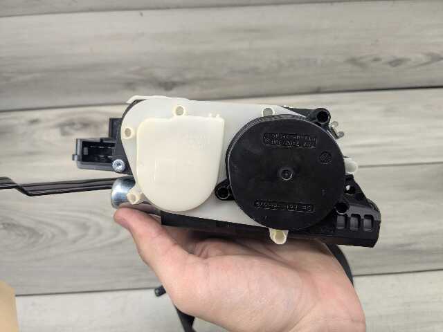 OEM BMW G11 G12 740 750 M760 Front Right Passenger Seat Belt Retractor Black